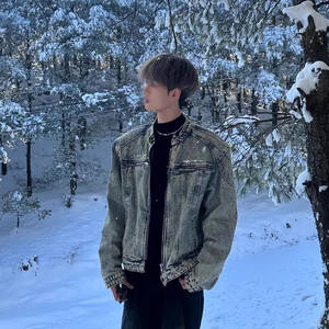 Chaqueta vaquera corta estilo americano con lavado ácido para <span class=keywords><strong>hombre</strong></span>, de alta gama, moderna, elegante, sexy, para club, ropa de marca de moda con decoración metálica en el hombro. - Product Image 1