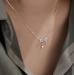 Collier pendentif nœud papillon en argent 925 plaqué rhodium pour femme avec diamant rond serti à griffes, chaîne maille forçat, bijou mignon pour le quotidien - Product Image 4