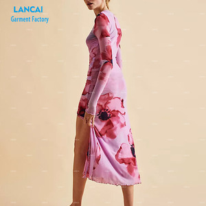 เดรสยาวของผู้หญิงเดรสแม็กซี่พิมพ์ลายดิจิตอลผ้าตาข่ายแขนยาวแต่งขอบเอว - Product Image 3