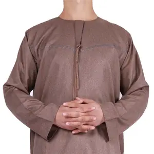 2024 새로운 고전적인 전통 디자인 토브 오만 스타일 폴리에스터 만든 새로운 스타일 이슬람 의류 이슬람 남성 토브