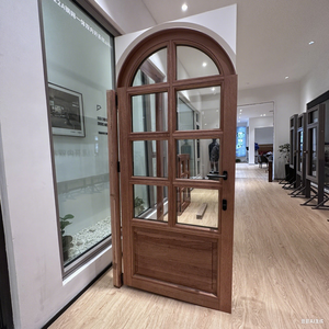 Puerta de madera maciza <span class=keywords><strong>exterior</strong></span> de alta calidad personalizada, diseños modernos, puerta de madera arqueada Meranti <span class=keywords><strong>con</strong></span> vidrio <span class=keywords><strong>para</strong></span> casas - Product Image 2