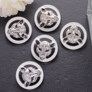 Botones <span class=keywords><strong>Metálicos</strong></span> <span class=keywords><strong>de</strong></span> Alta Calidad con Forma <span class=keywords><strong>de</strong></span> Leopardo, Cierres a <span class=keywords><strong>Presión</strong></span> <span class=keywords><strong>de</strong></span> Aleación <span class=keywords><strong>de</strong></span> Zinc <span class=keywords><strong>de</strong></span> Lujo para Ropa, 18mm 23mm, Patrón <span class=keywords><strong>de</strong></span> Logotipo para Coser en Abrigos - Product Image 1