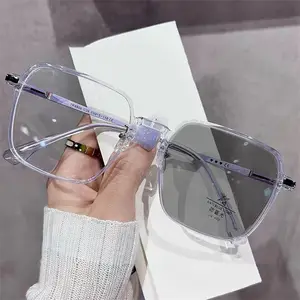 Kacamata komputer untuk wanita, kacamata komputer photoromik bingkai kotak besar Anti cahaya biru berubah warna lensa kustom 2024