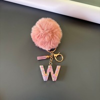 Porte-clés KC346 avec pompon moelleux et initiale, porte-clés alphabet en résine scintillante avec pompon pour femme, breloque de sac