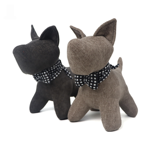 Fabricant de butées de porte lestées de haute qualité pour chiens - Bloque-porte souple en chenille en forme d'animal avec nœud papillon pour la décoration intérieure (1 kg) - Product Image 1