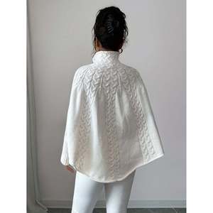 Poncho en tricot torsadé à col roulé blanc pour femmes - Product Image 6