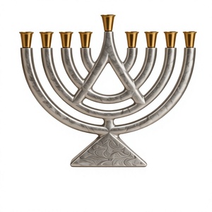Ménorah en résine et métal de qualité supérieure avec finition effet argenté et ensemble de coupelles dorées pour bougies, pour les célébrations religieuses juives - Product Image 1
