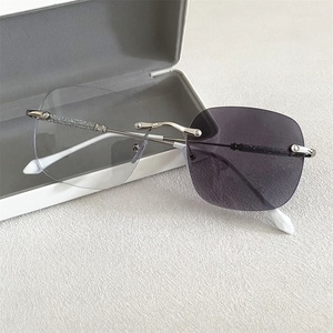 Lunettes de vue photochromiques et anti-lumière bleue pour femmes, monture carrée ou ronde sans cerclage, en métal doré, argenté et strass, avec verres photogris - Product Image 1