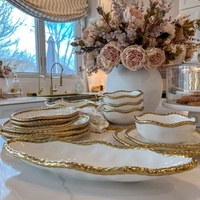 Service de table luxueux en céramique avec bordure dorée, assiettes, assiettes à fruits et à pâtisserie, assiettes à steak pour dîner occidental en hôtel.