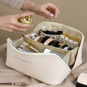 2025, venta al por mayor, bolsa de cosméticos de cuero PU a la moda, logotipo personalizado, almohada cuadrada de viaje impermeable, cremallera, maquillaje geométrico para damas de honor - Product Image 3