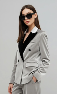 Ensemble tailleur élégant gris argenté en velours pour femme : blazer croisé et pantalon ajusté – Tenue de bureau de luxe - Product Image 4
