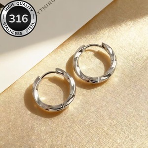 Boucles d'oreilles Mobius en acier titane, vente en gros transfrontalière Europe et États-Unis, avec anneau torsadé et fermoir d'oreille - Product Image 3