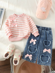 Set Casual per <span class=keywords><strong>Bambina</strong></span>, <span class=keywords><strong>Felpa</strong></span> a Righe Rosa e <span class=keywords><strong>Bianca</strong></span> a Maniche Lunghe + Jeans con Motivo a Cuori e Fiocchi, Set Carino 2 Pezzi - Product Image 2
