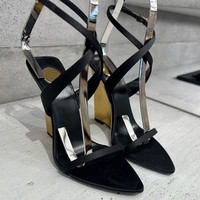 Sandales compensées modernes bleu marine vernies pour femme, talon sculpté architectural, bout pointu, à brides, talons hauts d'été