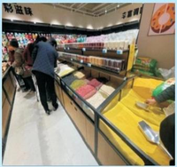 Étagère de présentation réglable en fer, bois et acier pour fruits et légumes avec roulettes pour supermarché