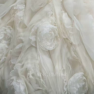 Vestido de Novia Moderno Hz010 Color Marfil con Escote Corazón, Adornado con Perlas de Cristal y Apliques de Rosas 3D Grandes, Largo hasta el Suelo - Product Image 6