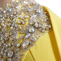 Robe de soirée jaune vif pour femme, élégante, avec sequins et cristaux, col en V asymétrique, drapée et plissée, pour invitée de mariage, personnalisable OEM/ODM
