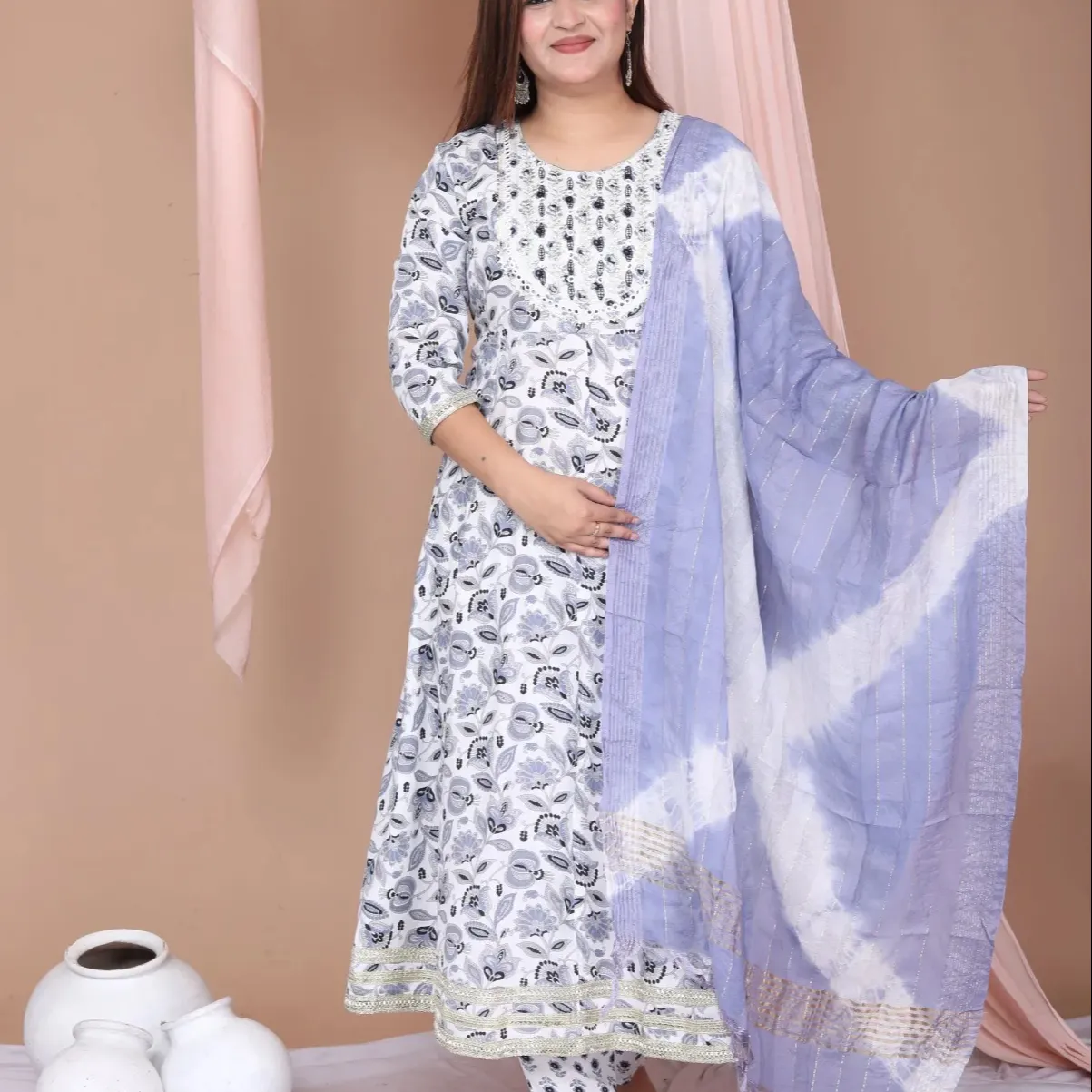 Conjunto de Kurta de algodón étnico de mujer tradicional de diseñador de calidad de exportación de suministro a granel para ropa festiva y de fiesta disponible para exportación