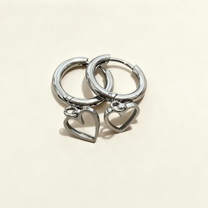 Pendientes pequeños modernos y novedosos, de diseño exclusivo, sencillos y bonitos, con forma de corazón, tipo broche y de tuerca, para mujer. - Product Image 4