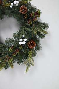 Guirlande de Noël artificielle personnalisée pour l'intérieur et l'extérieur, couronne de Noël artificielle en PVC de 24 pouces - Product Image 4