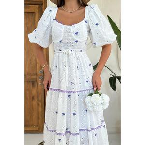 Vestido de noche hecho a mano de organza lila bordada con cuello cruzado, corte imperio y espalda descubierta. - Product Image 2