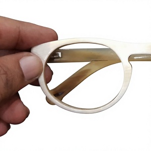 Handgefertigte Sonnenbrillen aus natürlichem Büffelhorn mit dünnem Rand, farbenfrohe Brillengestelle aus Büffelhorn, Naturhandwerk aus einer Fabrik in Indien. - Product Image 1