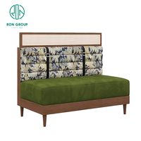 Ensemble de mobilier moderne pour café, restaurant, canapé en velours vert avec dossier à motifs, tables à manger en bois brun
