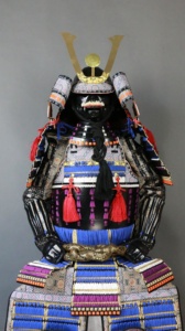Armure Yoroi japonaise traditionnelle artisanale avec lacets en soie complexes, tenue de guerrier noire avec casque doré - Product Image 4