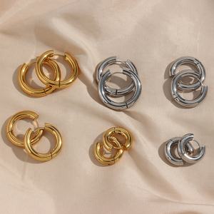 Boucles <span class=keywords><strong>d</strong></span>'oreilles créoles minimalistes Dingran plaquées or 18 carats, bijoux en acier inoxydable résistant à l'eau et inaltérable - Product Image 1
