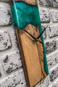 Elegante Reloj de Pared de Resina y Madera que Combina un Patrón Artístico con un Acabado Liso Diseñado para Agregar Atractivo Visual - Product Image 2