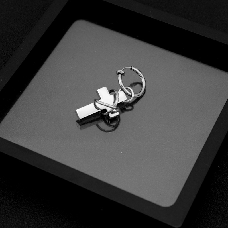 E049-S2 (Une boucle d'oreille sans trou d'oreille)