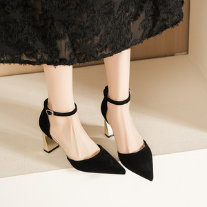 Sandalias de tacón medio grueso con punta en punta y correa en el tobillo, de terciopelo rojo, para un look elegante en bodas. - Product Image 4
