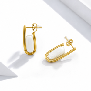 Boucles d'oreilles clous en résine en forme de U, acier inoxydable plaqué or 14 carats sous vide, incrustation blanche, bijoux géométriques modernes - Product Image 1