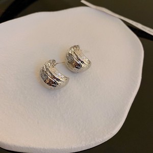 2025 Net Red Ins Pendientes Pequeño Oro Frijol Magnesio Marea suave Joker En FORMA DE C Mujer Plata Aguja Pendientes de aro Moda - Product Image 4