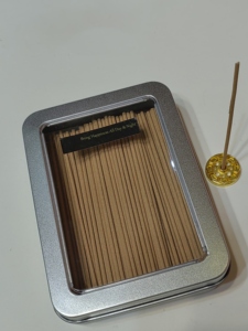 Varilla de incienso aromático japonés en caja de lata Agarwood-Uso para fines perfumados - Product Image 4
