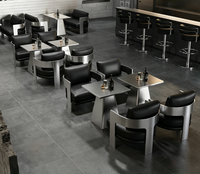 Projet de mobilier de bar commercial sur mesure : chaises et tables en cuir avec structure en acier inoxydable pour hôtel et pub