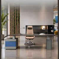 Le bureau debout moderne à hauteur réglable est ergonomique et réglable électriquement.