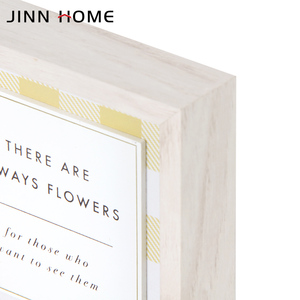Cadre en bois naturel avec citation inspirante « Il y a toujours des fleurs » et décoration murale en gingham jaune - Product Image 3