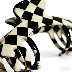 Pince à cheveux créative Y&Y 11 cm noire et blanche en forme de casquette de baseball avec pince en acétate, accessoire capillaire unisexe personnalisé en strass - Product Image 3