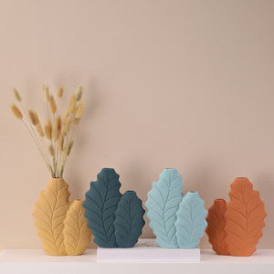 Jarrón de Cerámica de Estilo Nórdico en Color Morandi con Forma de Hoja Botánica y Acabado Pintado a Mano para Exhibición de Flores Secas o Frescas - Product Image 3