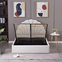 Auffälliges, elegantes Mädchenbett mit Muschelform, getuftetem Samt-Kopfteil, weiß-cremefarben gepolstert, Kingsize-Bett mit Stauraum und pneumatischer Funktion