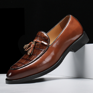 Mocasines británicos 9608-1 de PU con punta y borlas para hombres jóvenes - Product Image 4