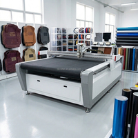 Machine de découpe automatique avec convoyeur pour housses de siège en PU, PVC et cuir, et pour la découpe de tissus de sellerie automobile