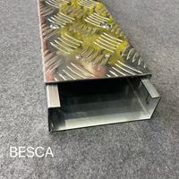 Goulotte de câblage à fond plein galvanisée à chaud, certifiée UL IEC 61084, pour la protection des câbles en milieu industriel intérieur