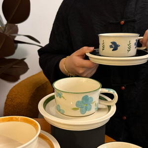 <span class=keywords><strong>Tasse</strong></span> à café et soucoupe vintage en porcelaine émaillée avec plateau blanc au design de fleurs rouges pour servir du thé et du café - Product Image 3