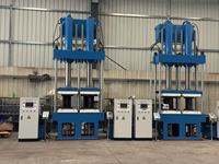 Presse de vulcanisation verticale à double moule pour ressorts pneumatiques, machine de vulcanisation de caoutchouc servo-hydraulique pour suspensions