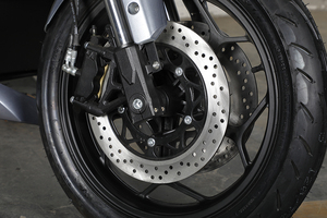 Motocicleta de Calle Agresiva con Neumático Trasero Super Ancho de 140, 72V, Faro Triple LED, Color Personalizable, 2000W - Product Image 3
