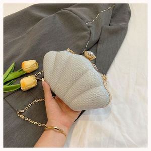 I-0589 Sac à bandoulière tendance pour femme, sac coquille avec chaîne, fermeture éclair unique, pochette de 6 pouces pour téléphone et argent, en PU, pour usage quotidien et extérieur - Product Image 2