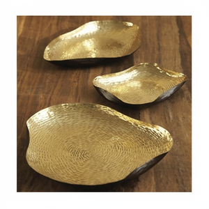 Elegante bandeja de servicio de latón con acabado dorado adecuada para cumpleaños, aniversarios, bodas y decoración festiva para servir - Product Image 1