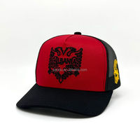 Gorra Trucker de Malla de Algodón Bicolor Roja y Negra OEM ODM con Logotipo Bordado de la Águila Nacional de Albania Personalizada para Exteriores